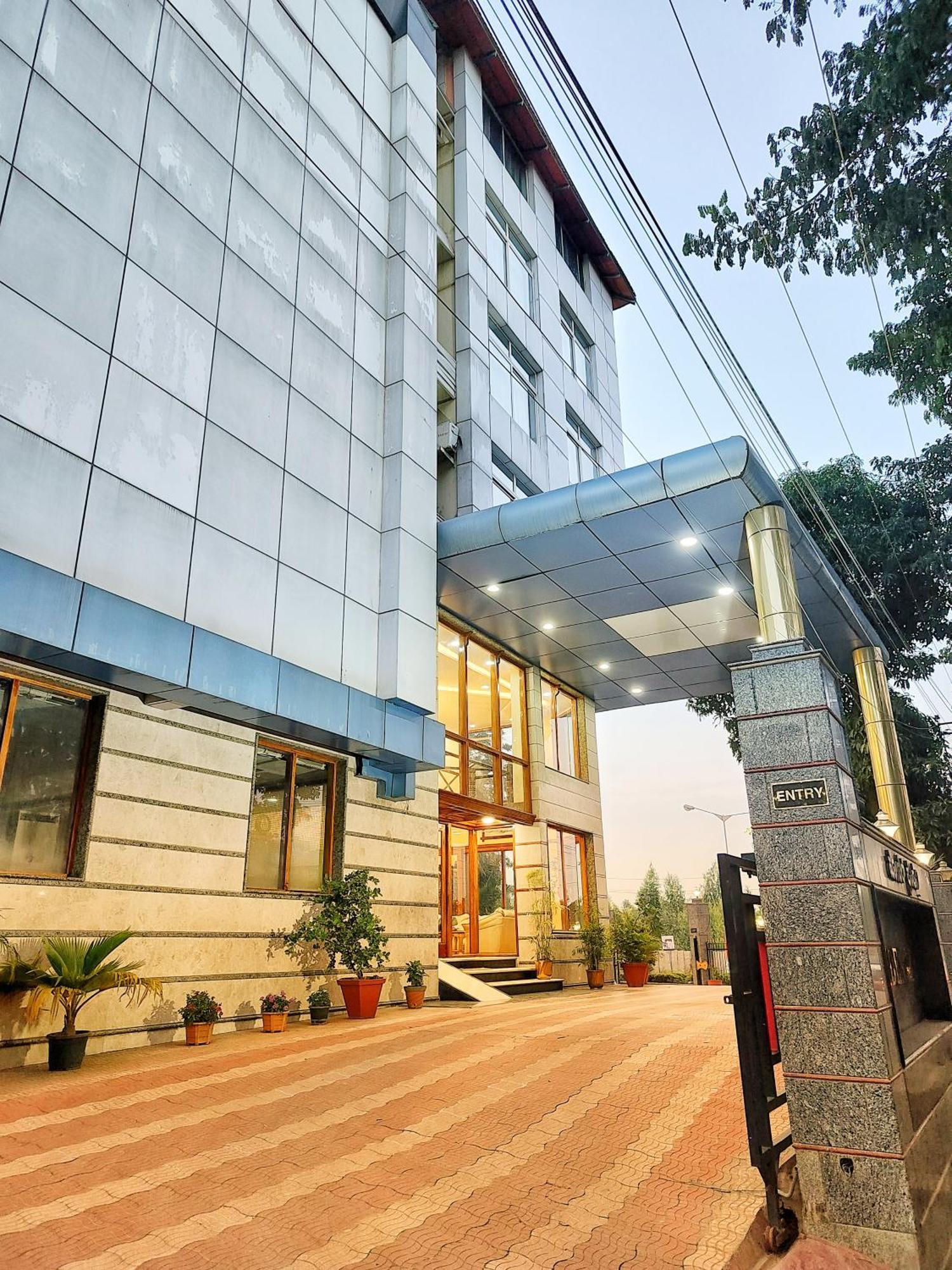 Hotel Presidency Kempegowda International Airport העיר בנגלור מראה חיצוני תמונה